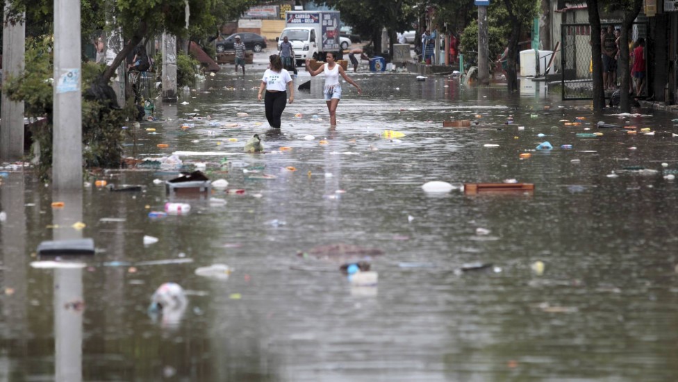 Contaminação por chuvas fortes: A importância da desentupidora